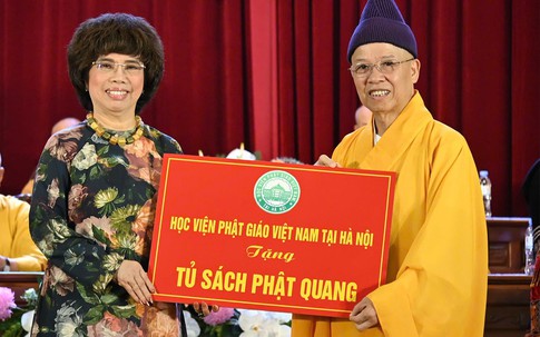 Hòa thượng Thích Thanh Quyết cũng trao tặng Tủ sách Phật Quang cho các trường học
