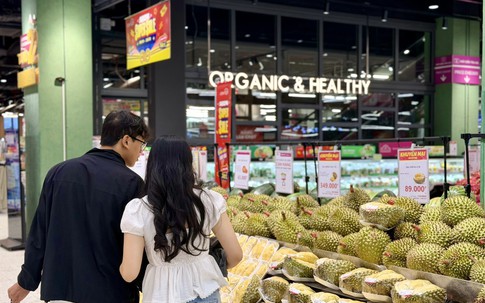 Tiểu thương ‘bật mí’ cách phân biệt sầu riêng chín cây và ngâm thuốc chỉ nhờ vào những đặc điểm nhỏ này