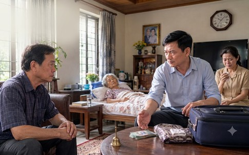 Mỗi tháng nhận 5 triệu của anh trai để ở quê chăm mẹ ốm, ngày tôi trả lại tiền kèm chiếc va li của mẹ, cả nhà lặng đi