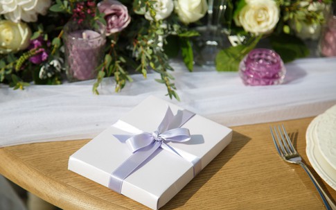 Nhiều năm không hỏi han, tôi tưởng tình bạn đã hết cho đến khi nhận món quà cưới gây choáng