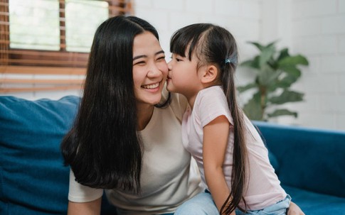 3 kiểu người mẹ dễ nuôi dạy con gái thành người tự tin, độc lập