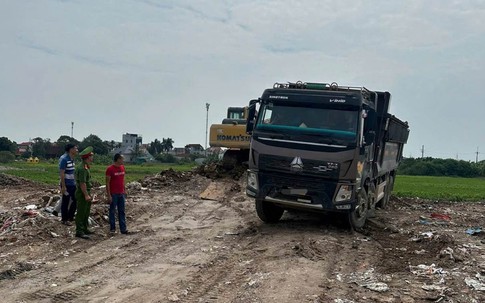 Khởi tố giám đốc công ty vận tải tổ chức đổ trái phép hơn 4.500 tấn chất thải xây dựng ở Hà Nội