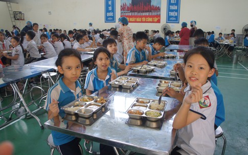 Hà Nội: Cận cảnh suất ăn bán trú trường Tiểu học Quảng Bị 1 sau lùm xùm bị nghi dùng 'thịt ôi', 'tóp mỡ'