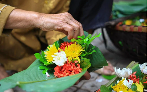 Loại hoa đẹp đến mấy cũng không nên cắm trên bàn thờ