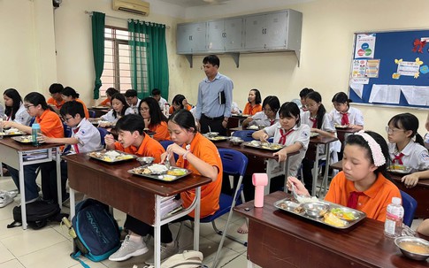 Phụ huynh nhiều trường học kiểm tra bếp ăn, căng tin, suất ăn bán trú tại trường học của con