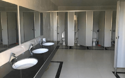 Bất ngờ đằng sau thiết kế khe hở cửa nhà vệ sinh công cộng và những cấm kỵ cửa ra vào bạn nên biết