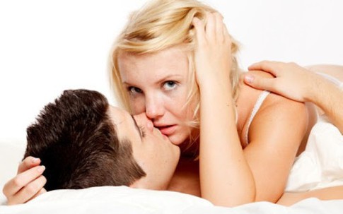 5 “lời nói dối” cần thiết khi vợ chồng gần gũi