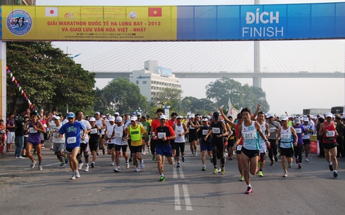 Quảng Ninh: Thắm tình hữu nghị Giải Marathon quốc tế Vịnh Hạ Long 2013 