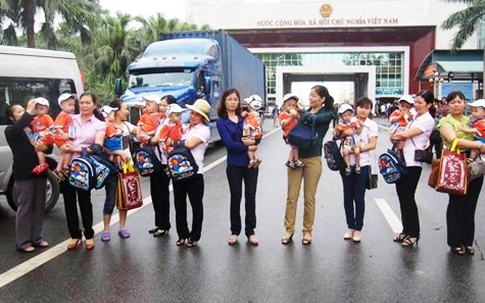 Quảng Ninh: Tiếp nhận 10 bé trai bị bán sang Trung Quốc