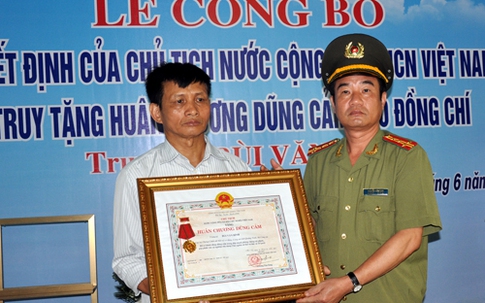 Truy tặng Huân chương Dũng cảm cho Trung uý Bùi Văn Bình