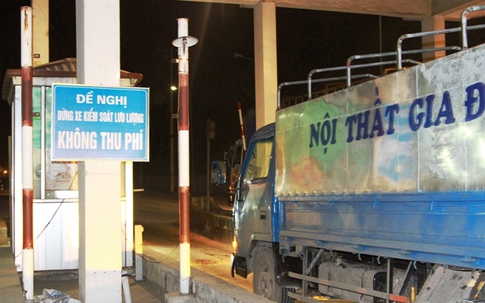 Cận cảnh thời khắc dừng thu phí cầu Bãi Cháy