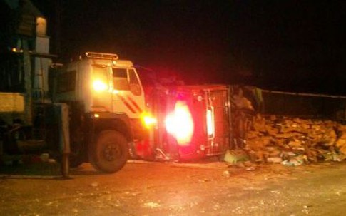 Quảng Ninh: Xe tải chở sữa lật đè lên xe máy, 2 người chết tại chỗ