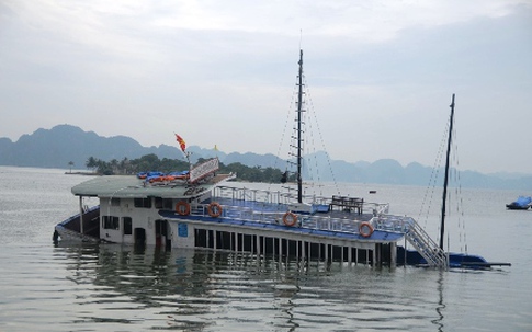 Quảng Ninh: Chìm tàu du lịch trên Vịnh Hạ Long