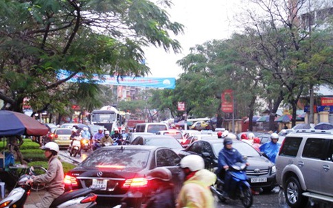 Tắc đường nghiêm trọng tại Trung tâm Tp Hạ Long