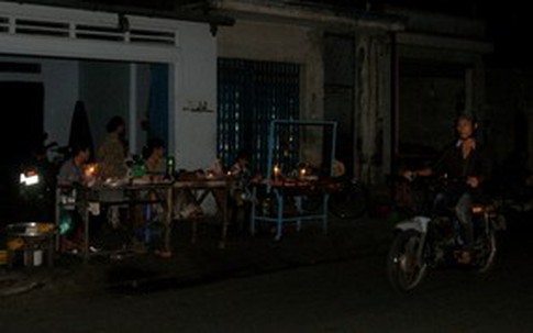 Cúp điện, Sài Gòn mọc nhiều "chợ âm phủ"