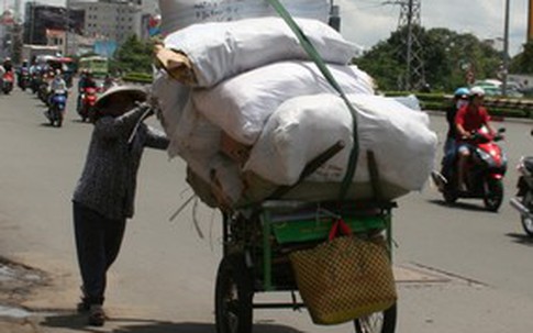 Đời còn biết bao nhiêu "bà Sáu ve chai"?