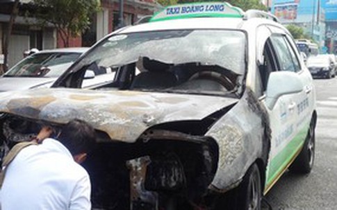 Đang chở khách, taxi bỗng dưng bốc cháy