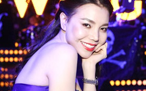 Trà Ngọc Hằng khoe lưng trần trắng muốt