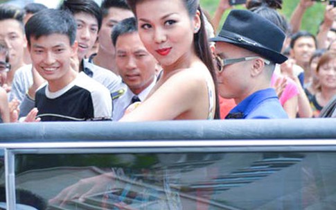 Thanh Hằng cưỡi Limousine đến casting Vietnam’s Next Top Model