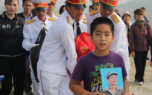 Đưa tro cốt của cố nghệ sĩ Văn Hiệp về nơi yên nghỉ cuối cùng