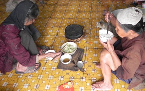 Quặn lòng hai cụ già mù lòa mò cua, bắt ốc kiếm sống qua ngày