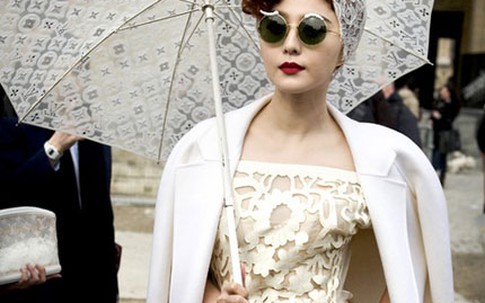 Học cách phối đồ white-on-white của Sao