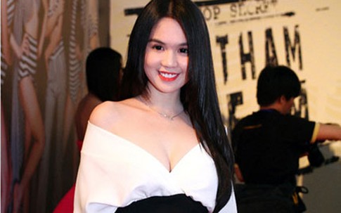 Ngọc Trinh, Maya mặc váy xẻ ngực táo bạo đọ nhan sắc