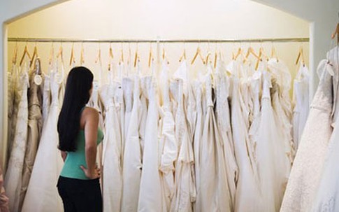 Người đàn ông nấp trong phòng thử đồ của đàn bà!