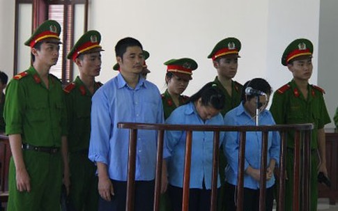 Bị cáo tại tòa án Đà Nẵng mặc "đồng phục" - Màu của phân biệt!
