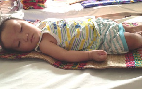 Đằng đẵng ngóng bé 7 tháng tuổi thở máy suốt hơn 2 tháng qua