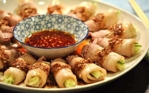 Thịt luộc cuốn dưa chuột mát giòn