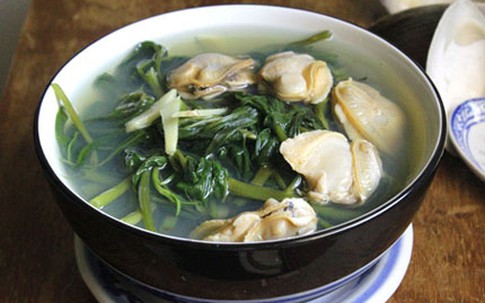 Canh nghêu nấu rau muống