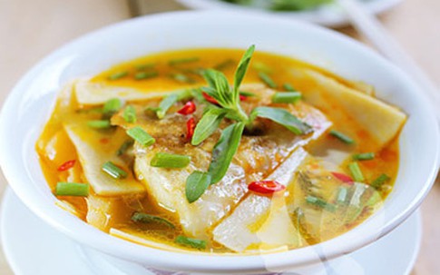 Canh cá nấu măng chua cho cả nhà