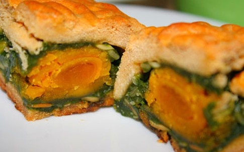 Tự làm bánh trung thu tặng người thân