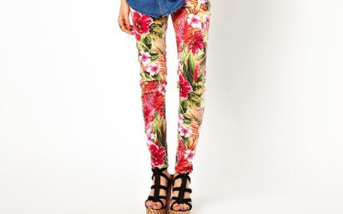 Bí kíp mặc quần bò nữ in hoa đẹp đúng điệu