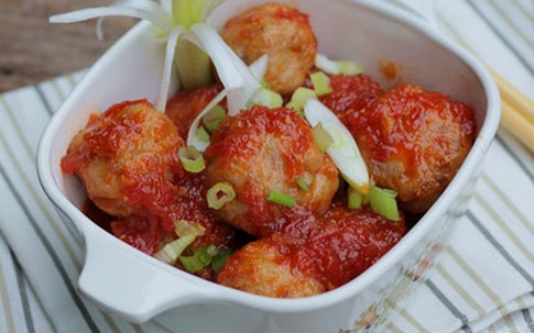 Thịt viên bọc trứng cút sốt cà chua