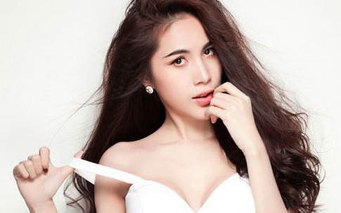 Thủy Tiên nghiện thời trang rớt vai sexy