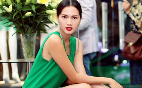 Anh Thư diện váy mini phô diễn chân thon dài