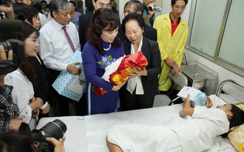 Phó Chủ tịch nước Nguyễn Thị Doan thăm và tặng quà công dân thứ 90 triệu của Việt Nam