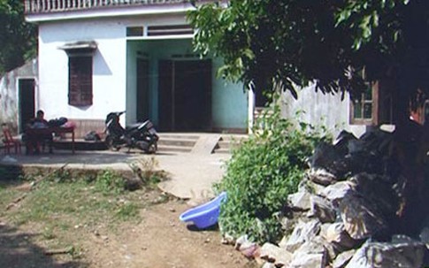 Đột nhập vào nhà, trút "mưa dao" vào 2 mẹ con bạn gái