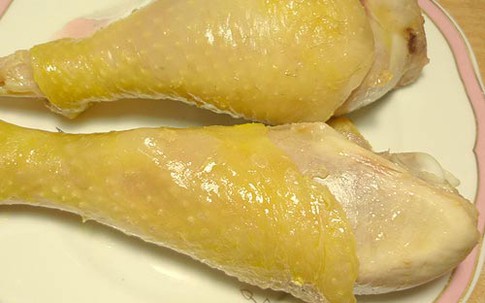 Nhập viện gấp vì đùa giỡn trong khi ăn thịt gà