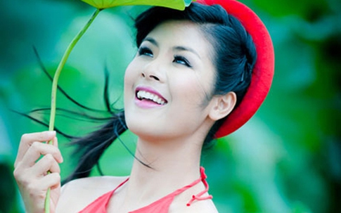 Hoa hậu Việt đọ lưng trần nõn nà với áo yếm