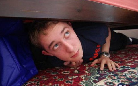 Trộm núp gầm giường cười rinh rích kể "chuyện kín" của đôi tình nhân