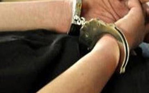 Mâu thuẫn với vợ, chồng ném con xuống nền nhà