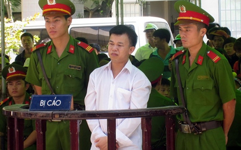 Bị cáo dùng búa tạ đập đầu cha khóc trước tòa