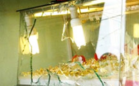 Thanh niên đi xe đạp, dùng gạch cướp tiệm vàng