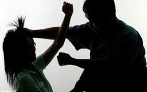 Ông giám đốc bị hàng xóm "tẩn" vì liên tục "dạy" vợ bằng... chân tay