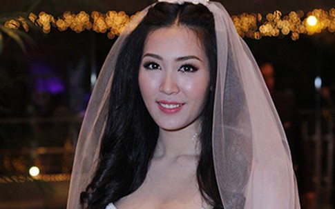 Cô dâu Thuỳ Trang lấp ló ngực đầy
