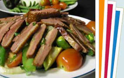 Món ngon cuối tuần: Salad ức vịt xông khói