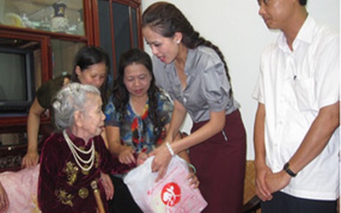 Chuyến từ thiện đầu tiên của HH Diễm Hương